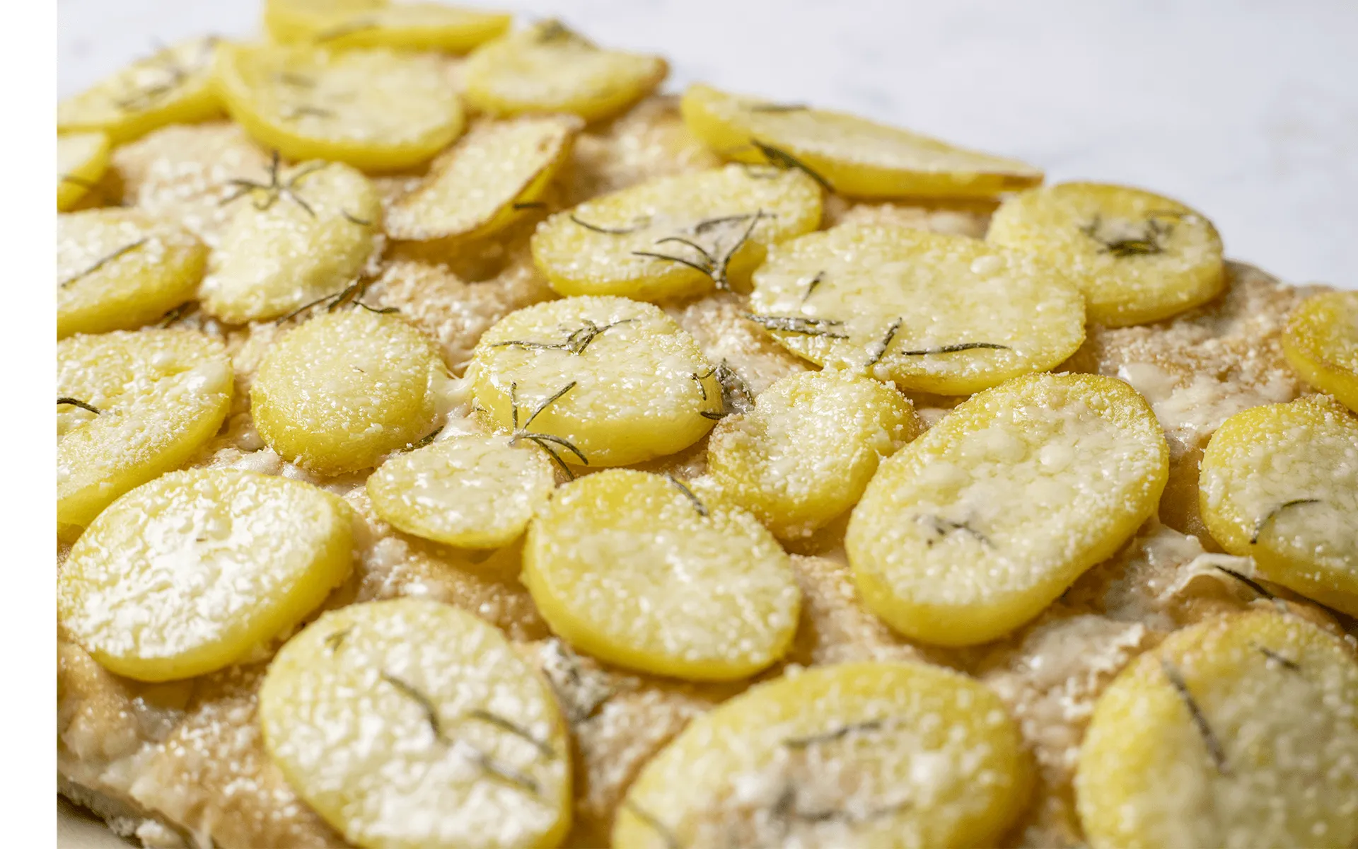 Focaccia Orogel con patate e rosmarino: un classico intramontabile, soffice e profumata.