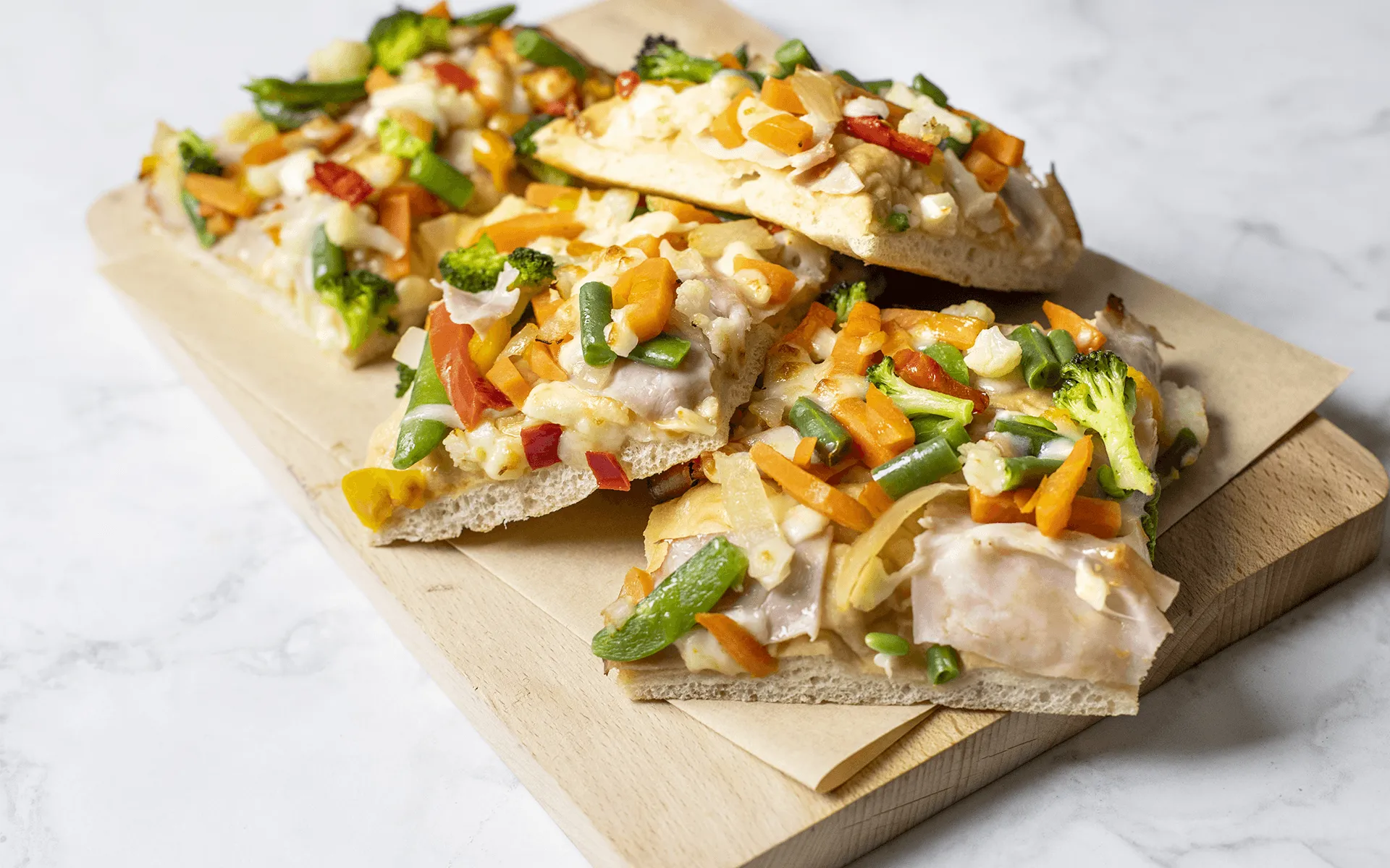 Focaccia Orogel con verdure fresche di stagione, un'opzione sana e gustosa per un pasto.