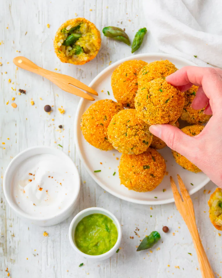 Immagine Header Mobile Orogel: una mano prende un pezzo di fritto croccante e invitante.