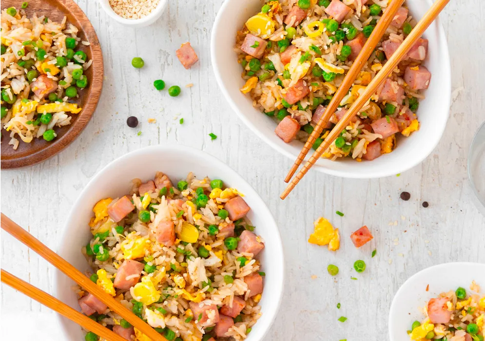 Immagine Ricette Orogel: tre ciotole con diverse preparazioni a base di riso, prosciutto e verdure.