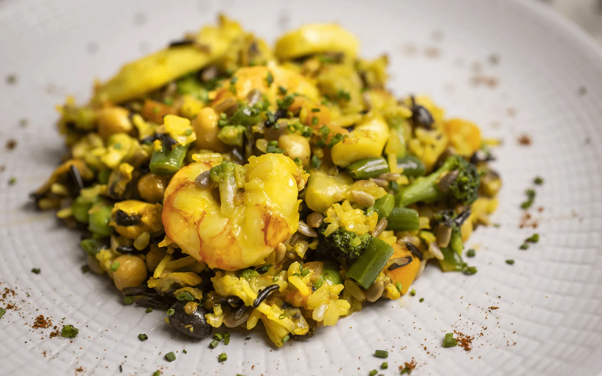 Paella del Benessere Orogel con gamberi, calamari, cozze e zafferano: un piatto ricco.