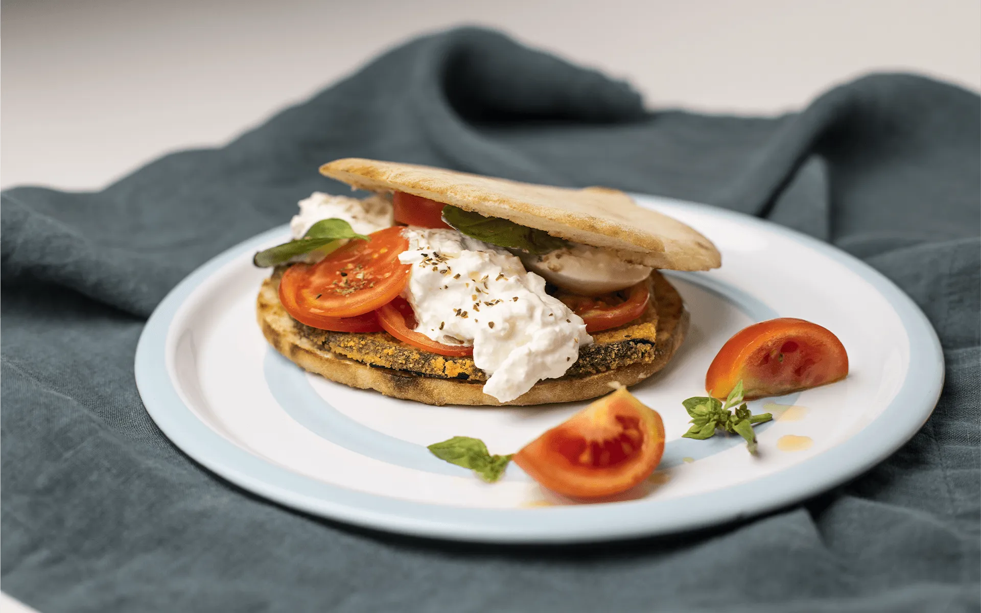Panino arabo Orogel con melanzana panata, pomodoro fresco e burrata cremosa: un mix goloso.