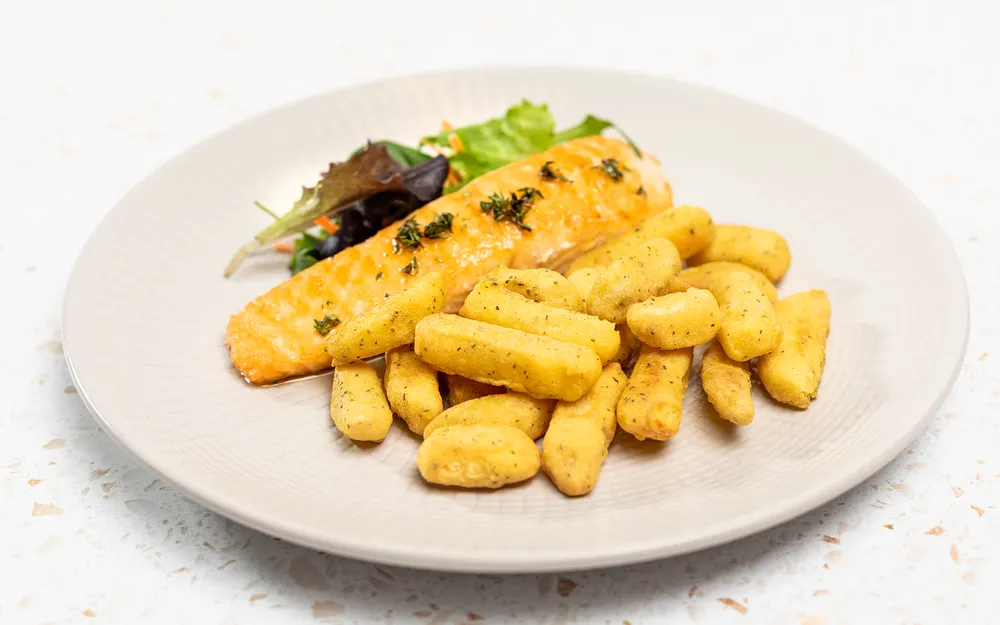 Patate Orogel con salmone: un piatto sano e gustoso con salmone al forno e patate.