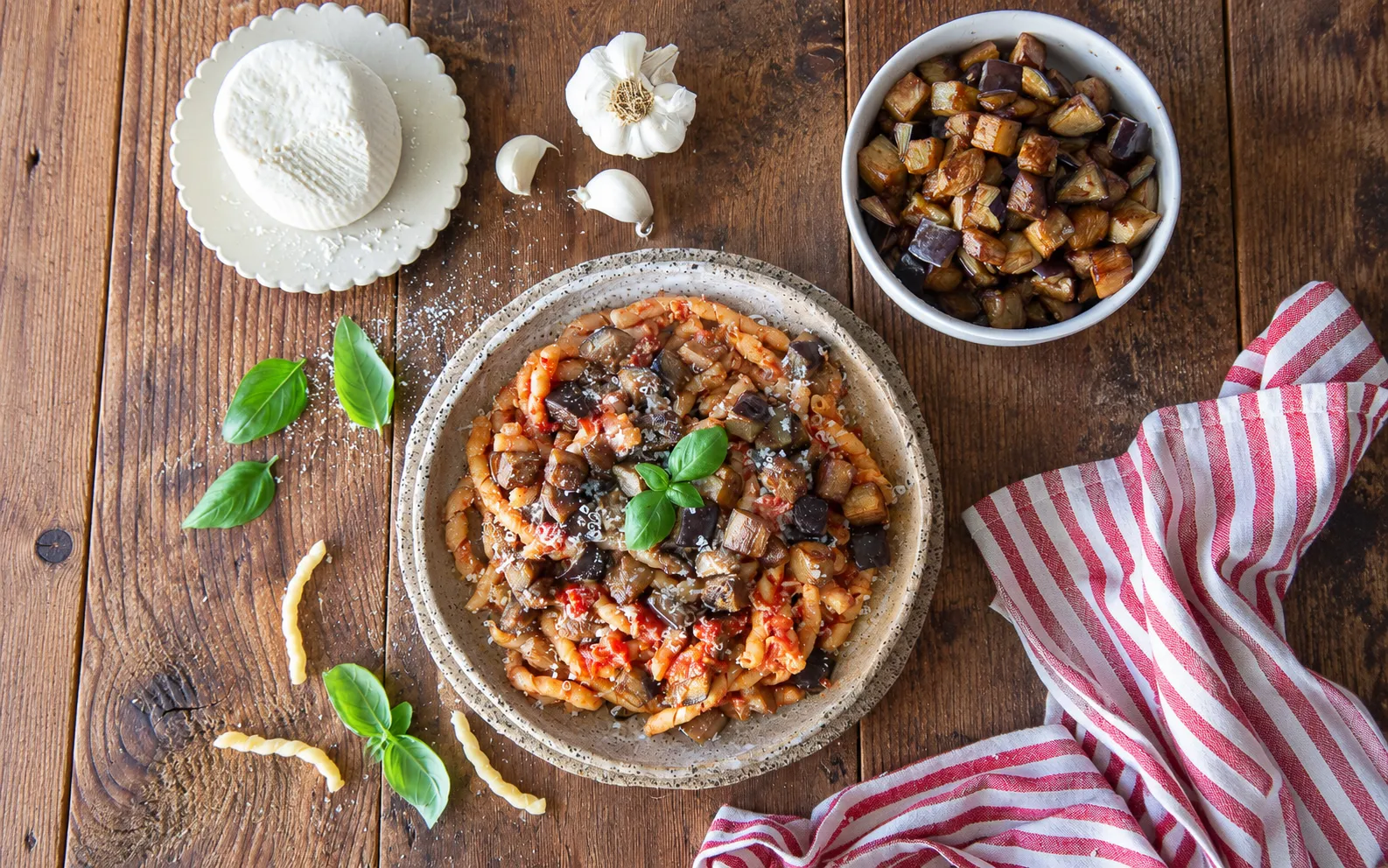 Pasta alla Norma con melanzane fritte Orogel, pomodoro, ricotta salata e basilico fresco