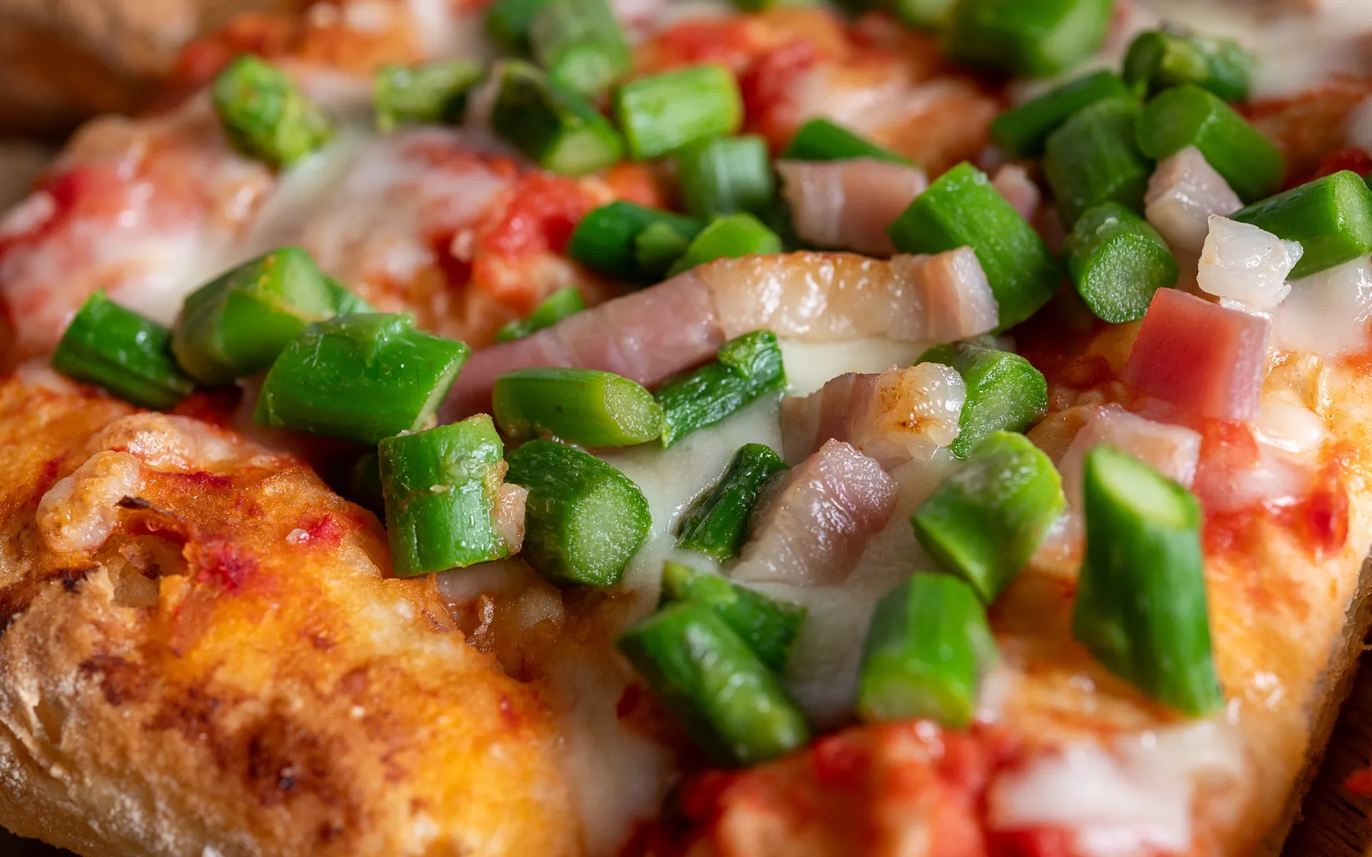 Pizza contemporanea con asparagi verdi, mozzarella fior di latte e bacon croccante, appena sfornata.