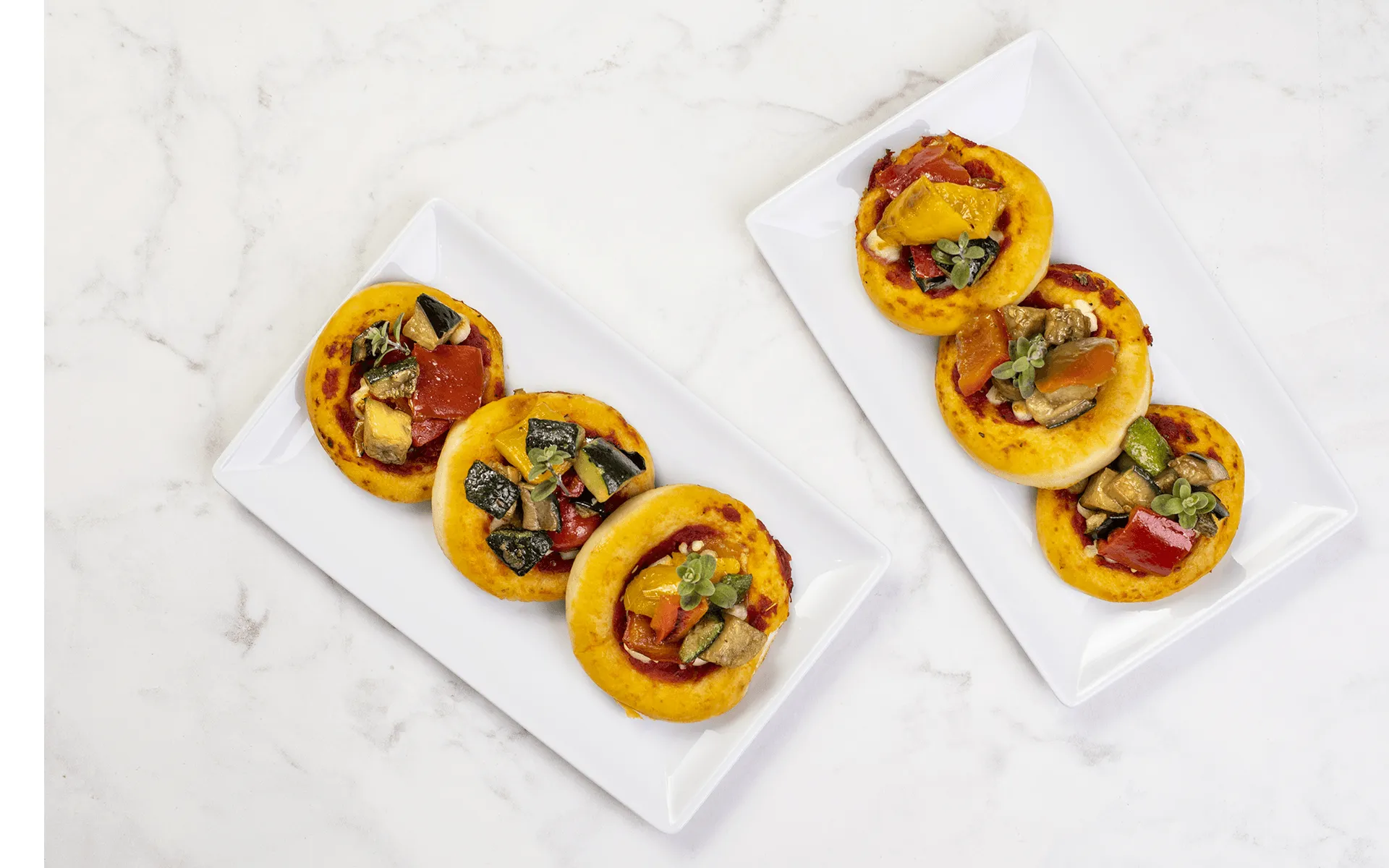 Pizzette Orogel con Tris Mediterraneo: sfiziose e colorate, perfette per aperitivi o buffet.