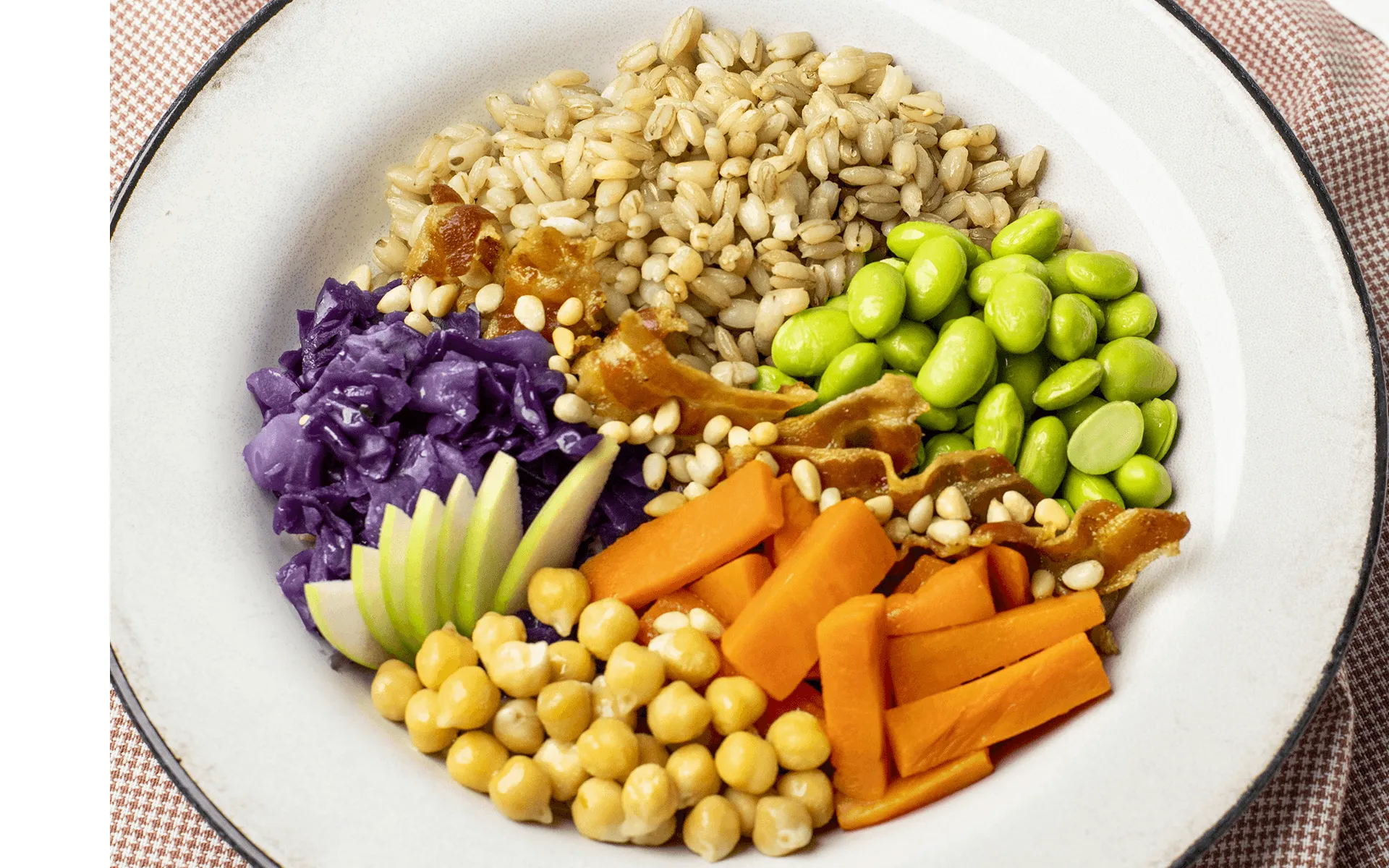 Poke Orogel con bacon croccante: una variante gustosa e saporita della classica poke bowl.