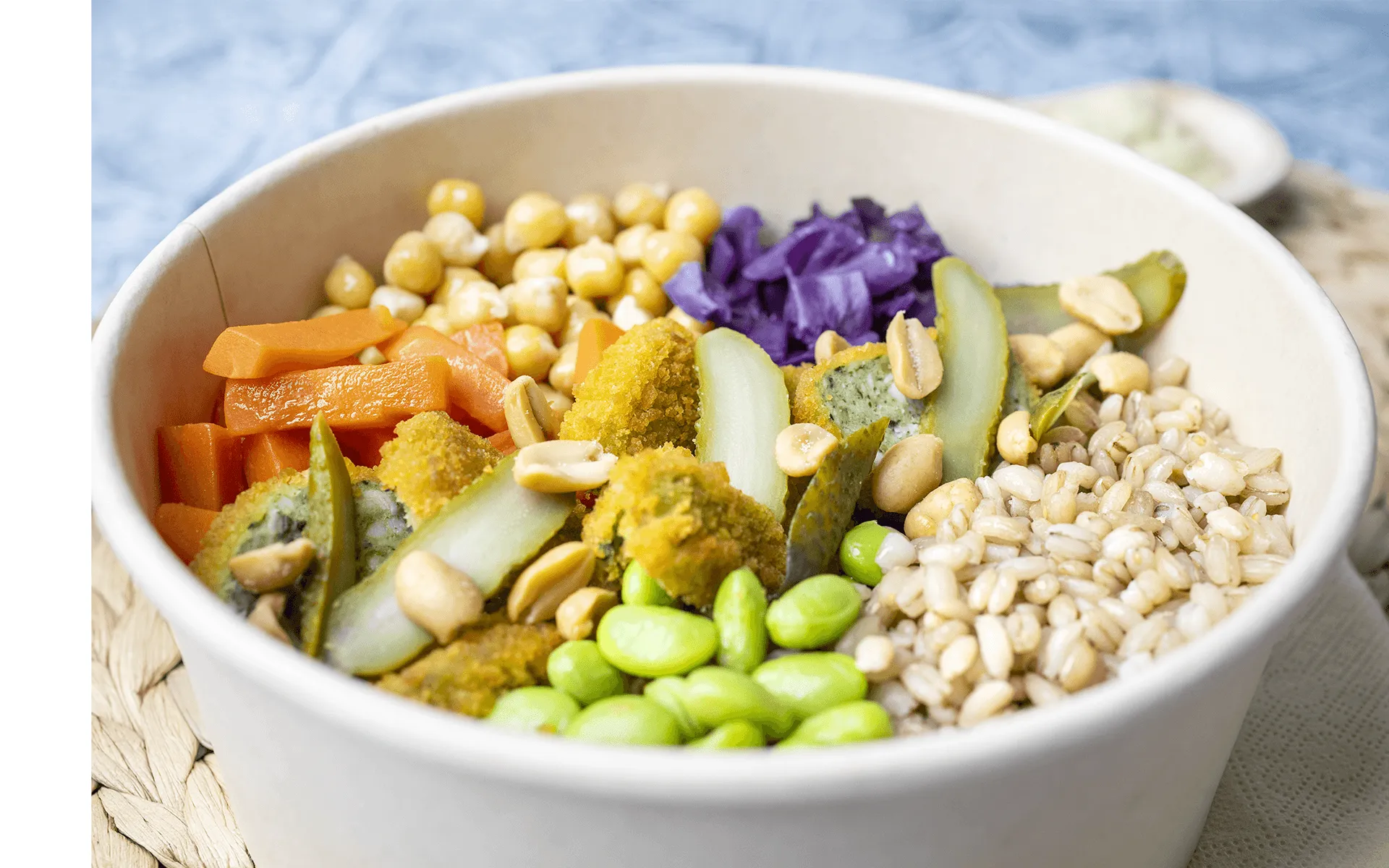 Poke Orogel con pollo e cetriolini: una ciotola fresca e saporita, con fagioli e broccoli.