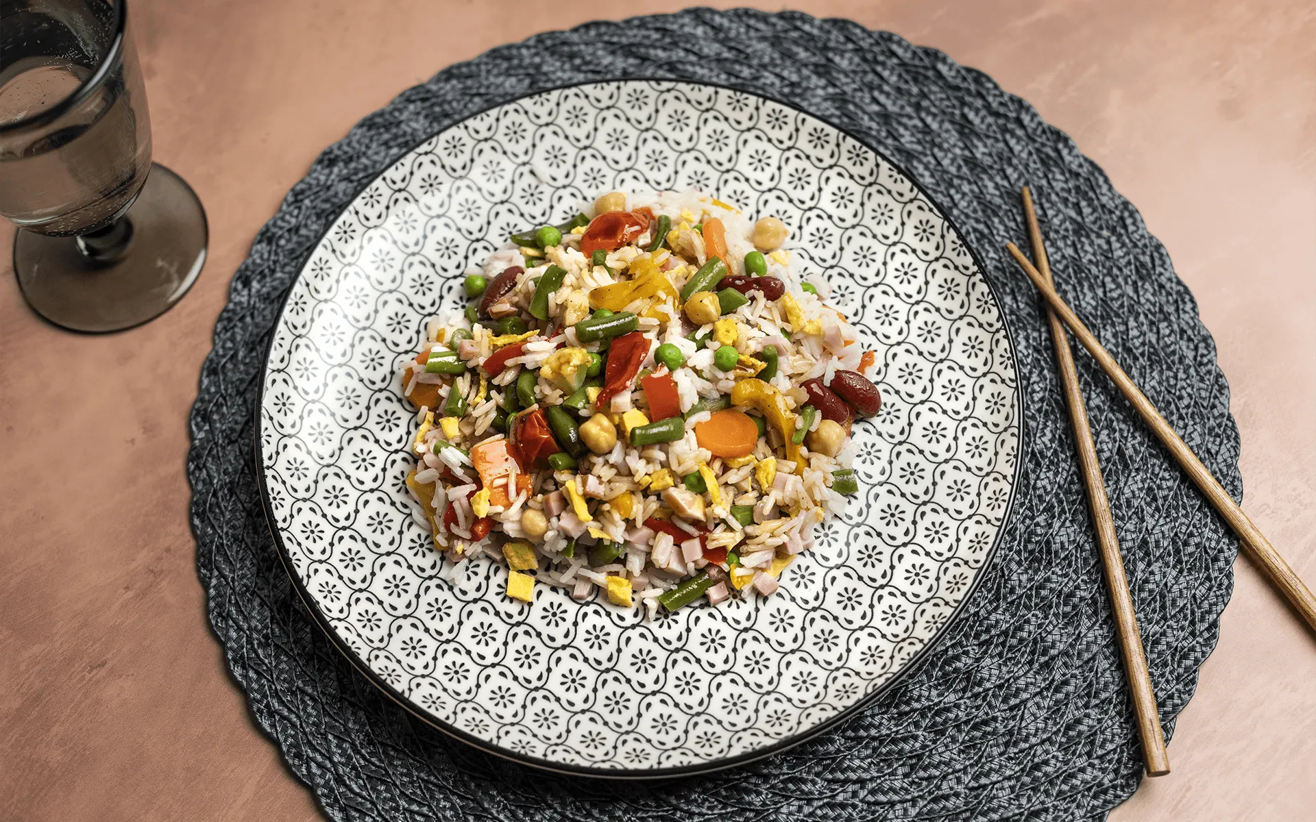 Riso Orogel saltato con verdure, uovo strapazzato e prosciutto cotto: un classico orientale.