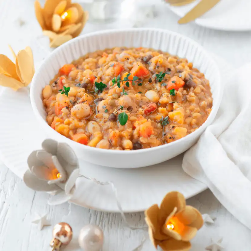 Piatto Orogel (Senza titolo): una ciotola di zuppa di lenticchie con funghi ed erbe.