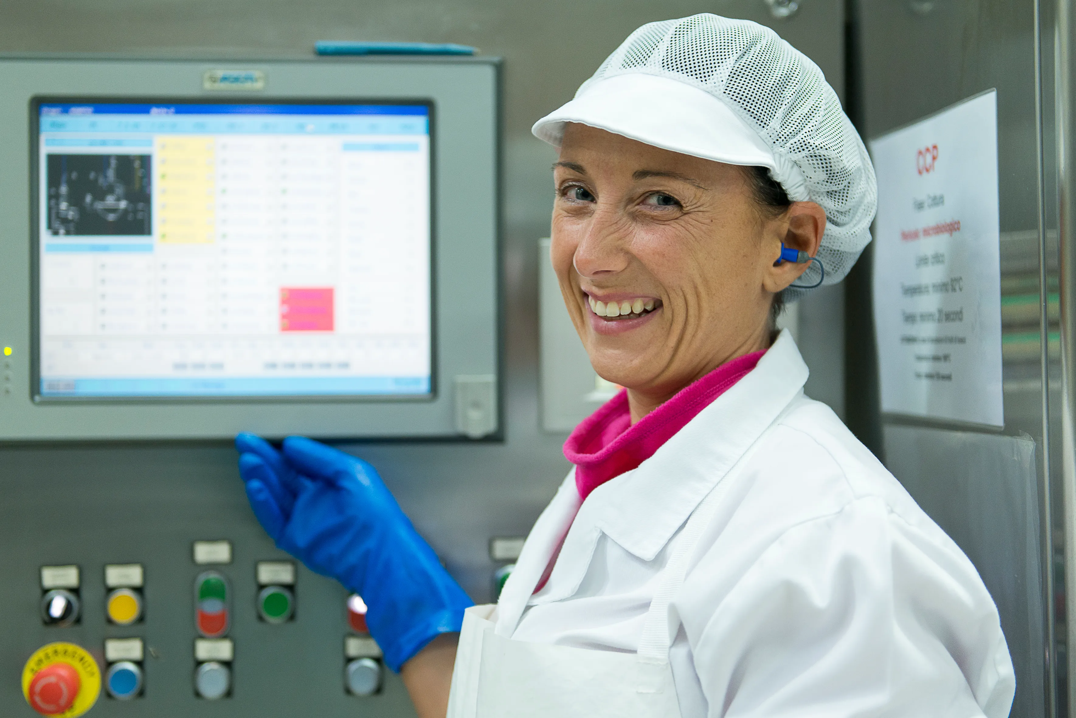 Un'operaia sorridente all'interno dello stabilimento Orogel
