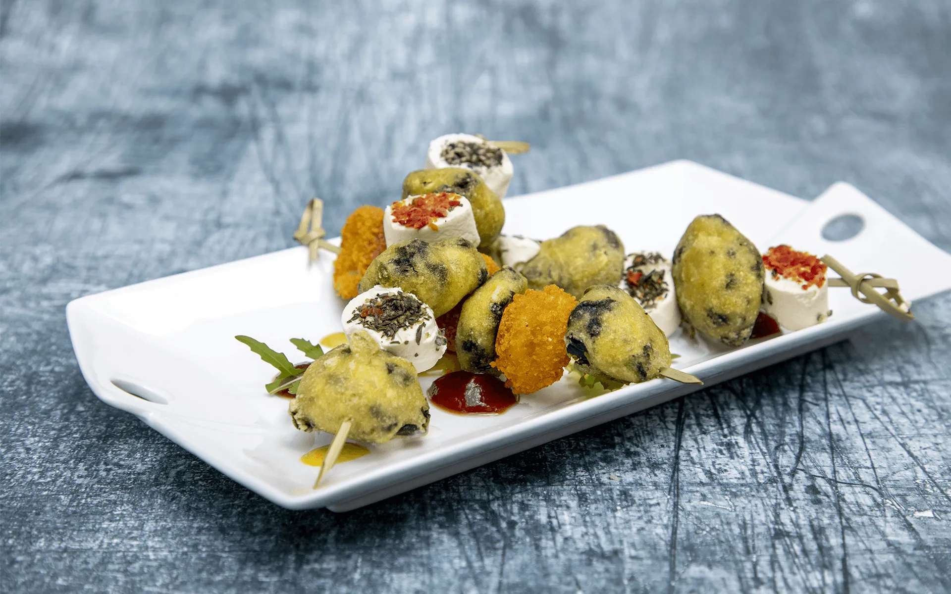 Spiedini Orogel con bocconcini di spinaci: un'idea vegetariana originale e gustosa.