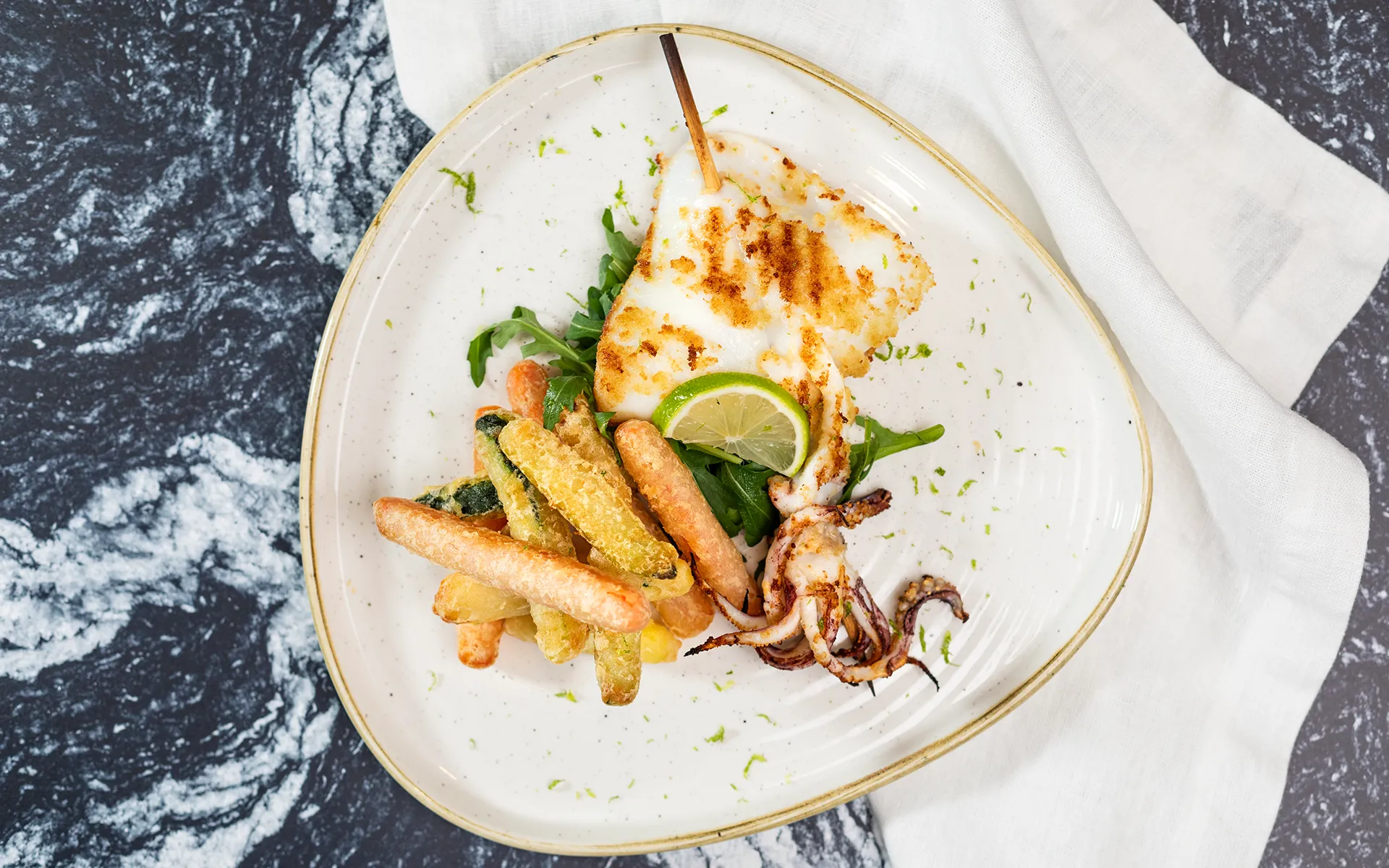 Tempura Orogel con seppia: anelli di seppia fresca in una pastella croccante e leggera.