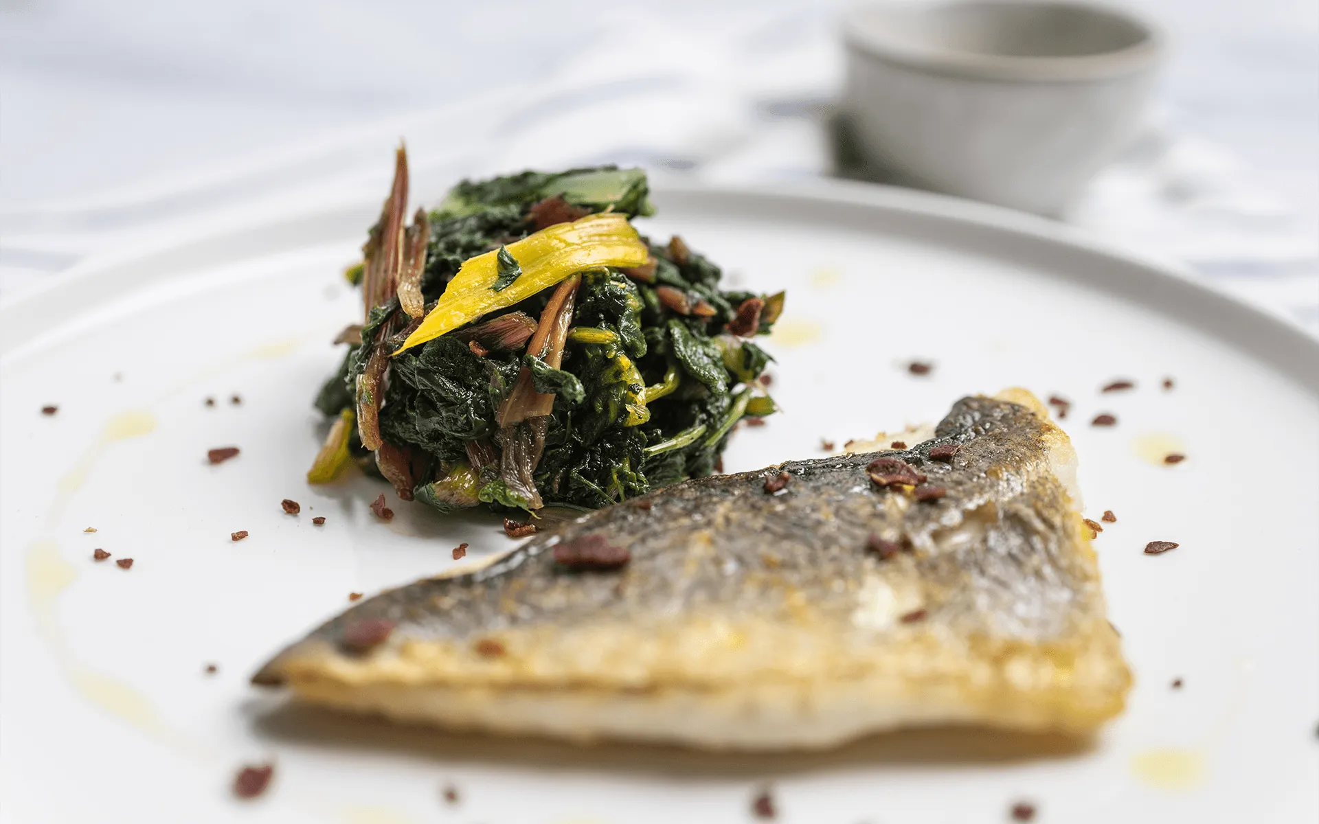 Timballo Orogel di Bietoline Tricolore al naturale con filetto di branzino grigliato: un piatto gourmet.