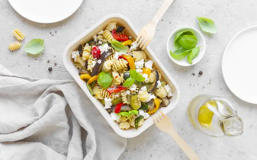 Tris Grigliato Gusto Ricco Orogel per il back to office: insalata di pasta con verdure.