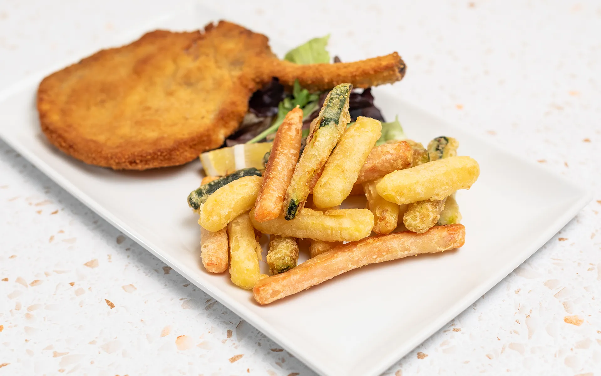 Tris Orogel in tempura con cotoletta: un fritto misto ricco e croccante, con una cotoletta.