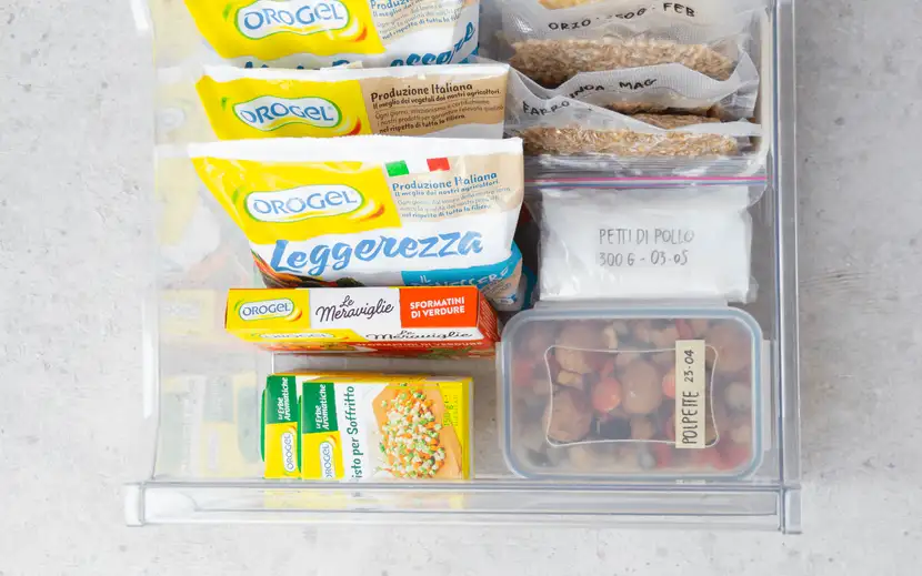 Alimenti surgelati Orogel: un contenitore trasparente con una selezione di prodotti pronti.