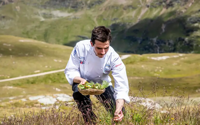 Chef Bonseri collabora con Orogel: immagine dello chef che raccoglie verdure fresche dal campo.