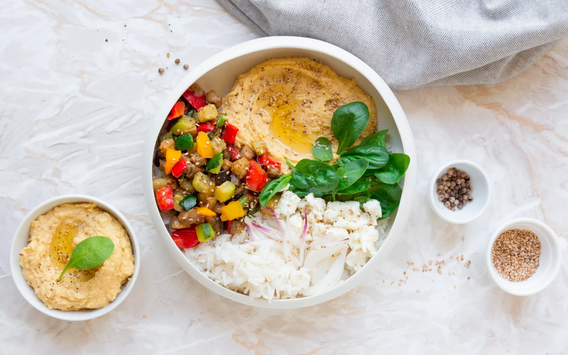 Bowl Orogel alla mediterranea: una ciotola con riso, verdure fresche e una salsa saporita.