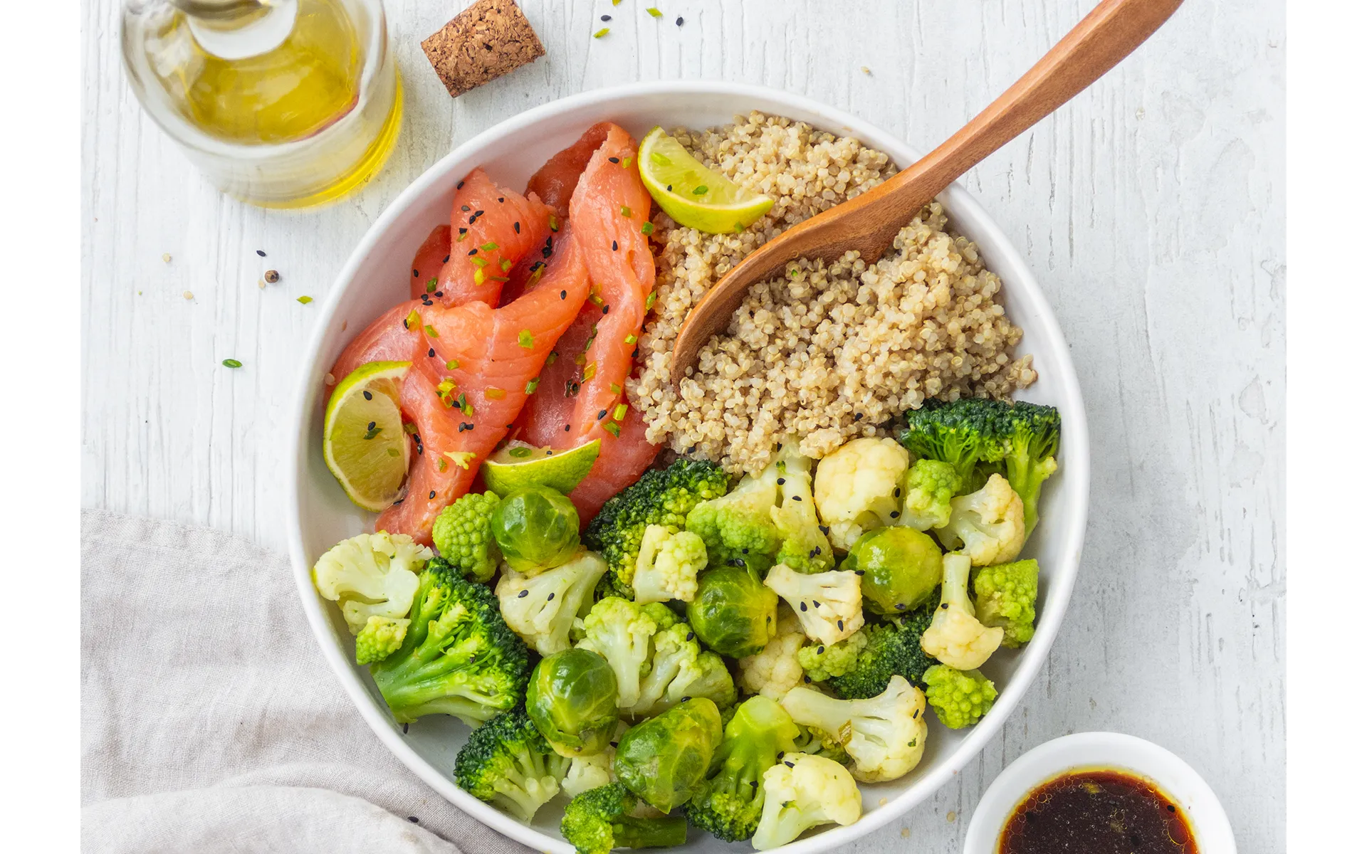Bowl Orogel con Misto Benessere e salmone fresco: un pasto sano, gustoso e proteico.