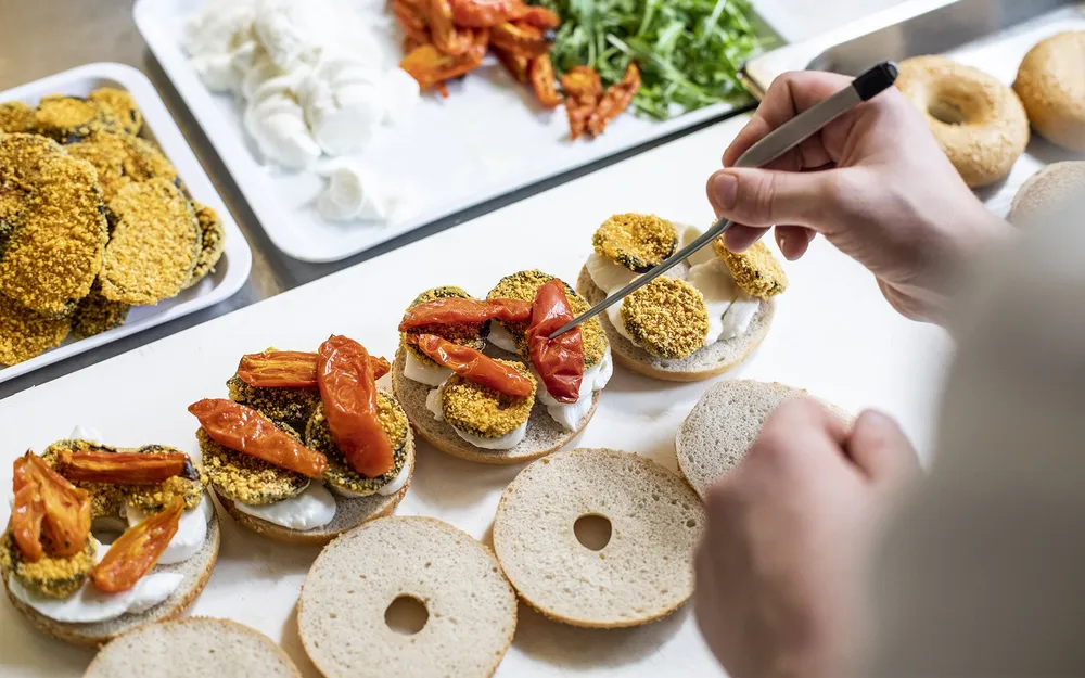Box Orogel con ingredienti freschi per preparare un pasto, come pane da tagliare.