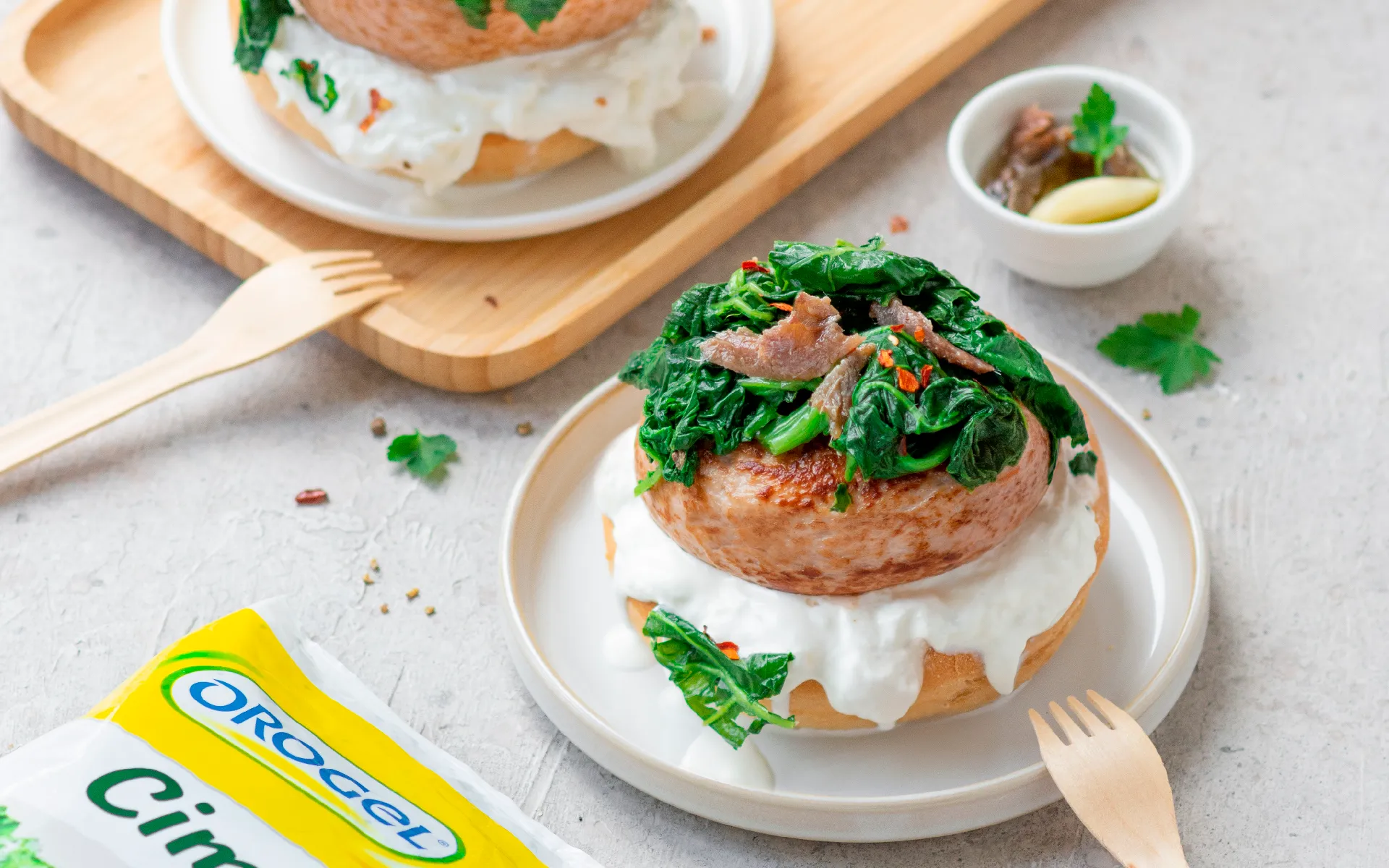 Burger Orogel con cime di rapa, un abbinamento originale e saporito, servito con salse.