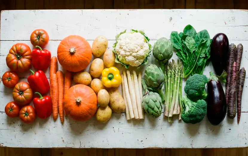 Verdure disposte in ordine cromatico