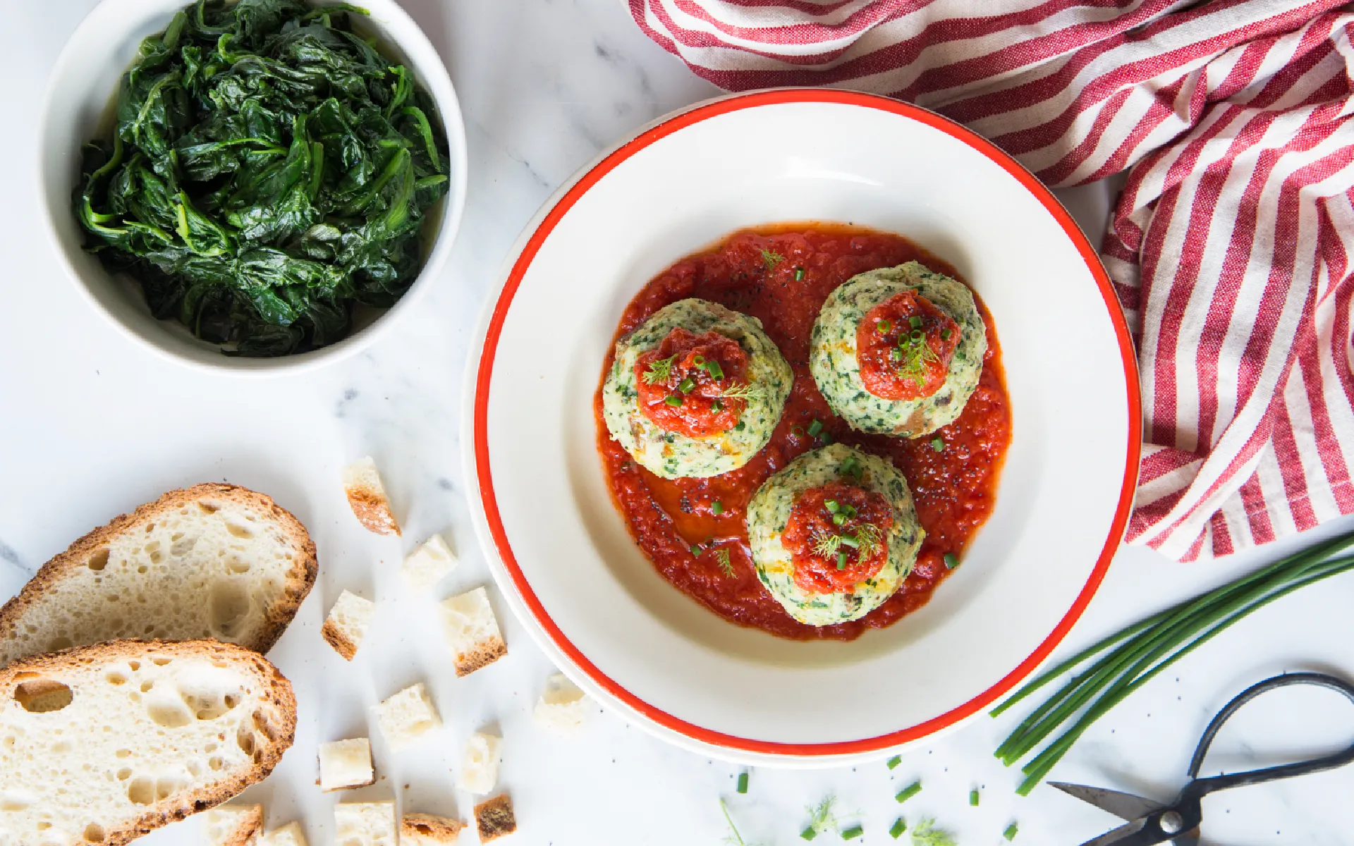 Canederli Orogel, tradizionali gnocchi di pane, qui serviti con pesto e pane.