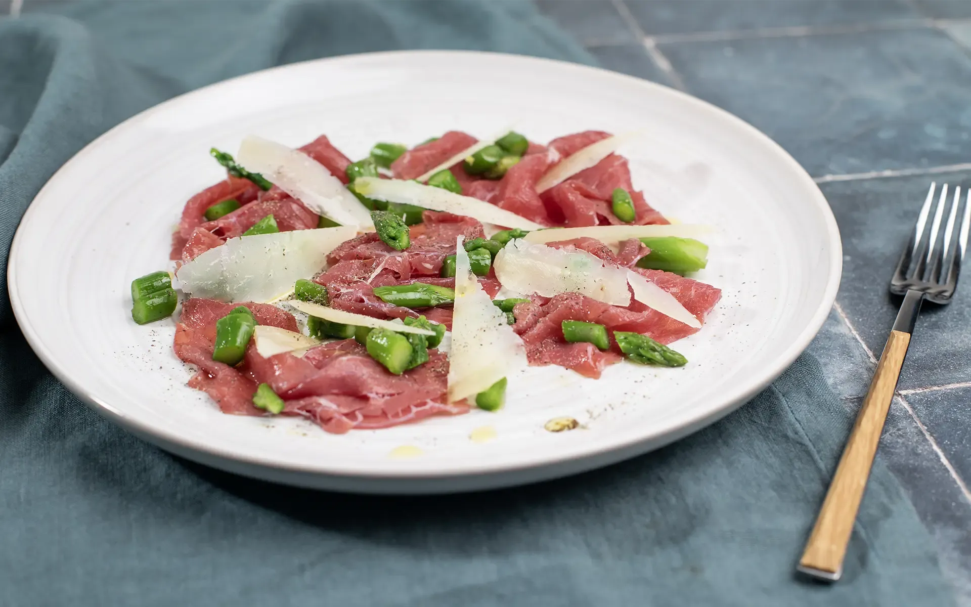 Carpaccio di manzo con asparagi e scaglie di pecorino