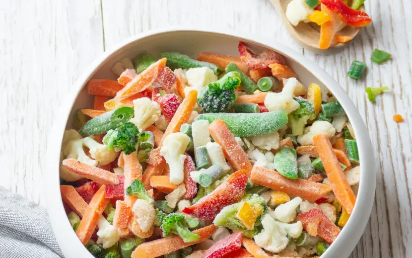 Catena del freddo Orogel: garanzia di freschezza e qualità, come questa insalata di verdure.