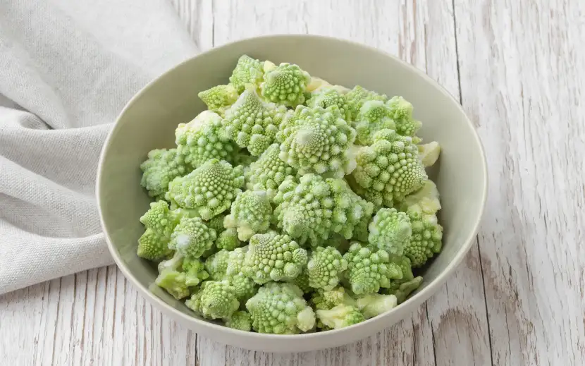Ciotola con cimette di cavolfiore romanesco fresco, un ortaggio bello e buono.