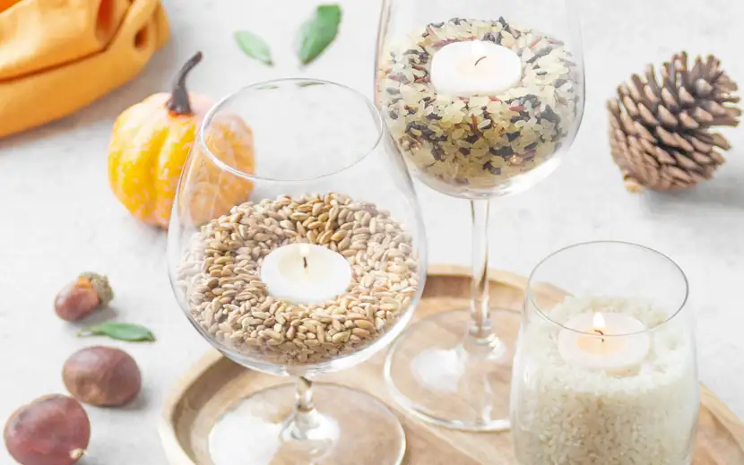 Centrotavola autunnale Orogel: tre bicchieri con candele, per creare un'atmosfera calda.