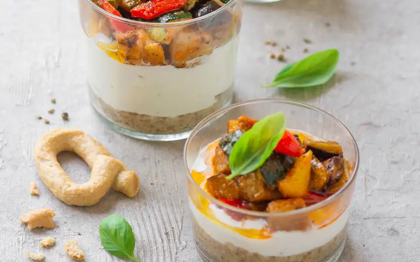 Cheesecake salata Orogel: due mini porzioni in barattoli di vetro, con frutta e noci.