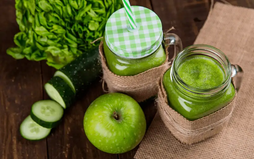 Cibi a calorie negative Orogel: due frullati verdi detox con mela e cetriolo.