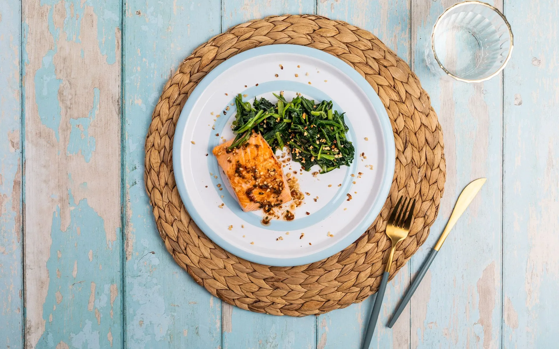 Cicoria Orogel e salmone: un connubio di sapori delicati, con salmone fresco e cicoria.