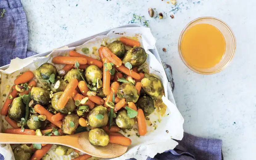 Come cucinare i cavolini di Bruxelles Orogel: una ciotola con cavolini, carote e altri ortaggi.