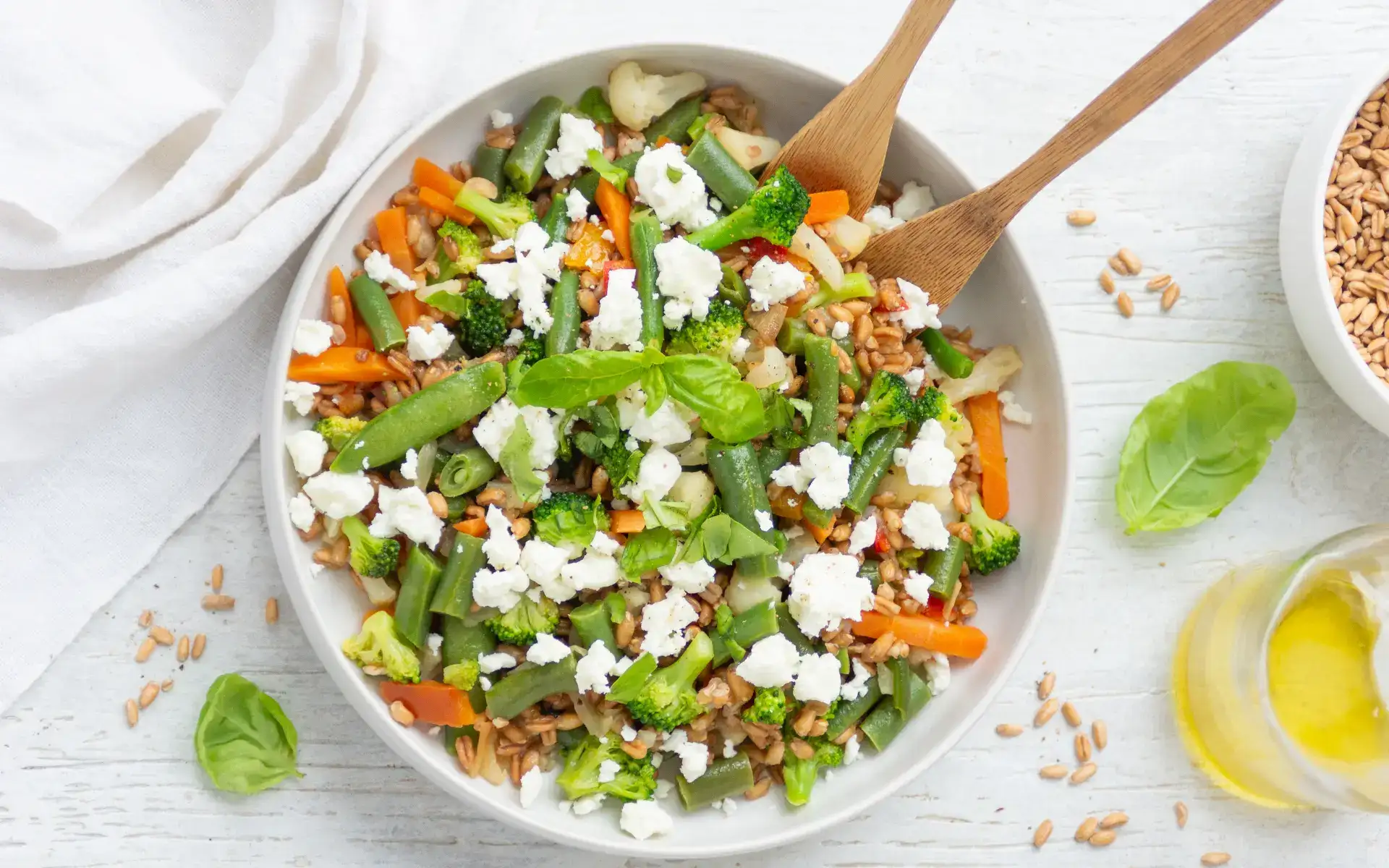  Contorni con verdure: idee veloci e bilanciate con il Contorno Leggerezza Orogel come questa insalata con farro e feta