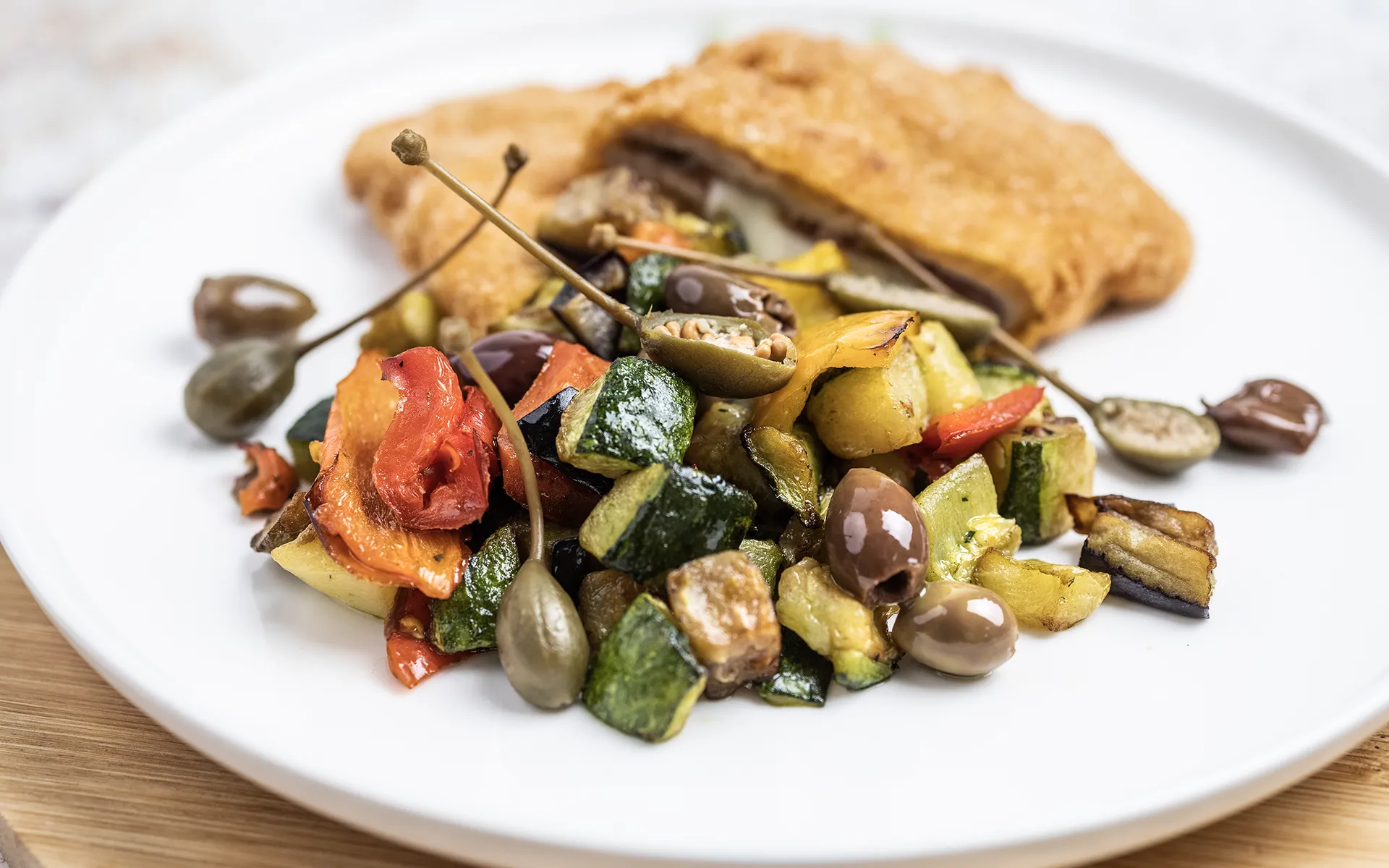 Cordon Bleu Orogel con Tris Mediterraneo: un secondo ricco e saporito, servito con pane.