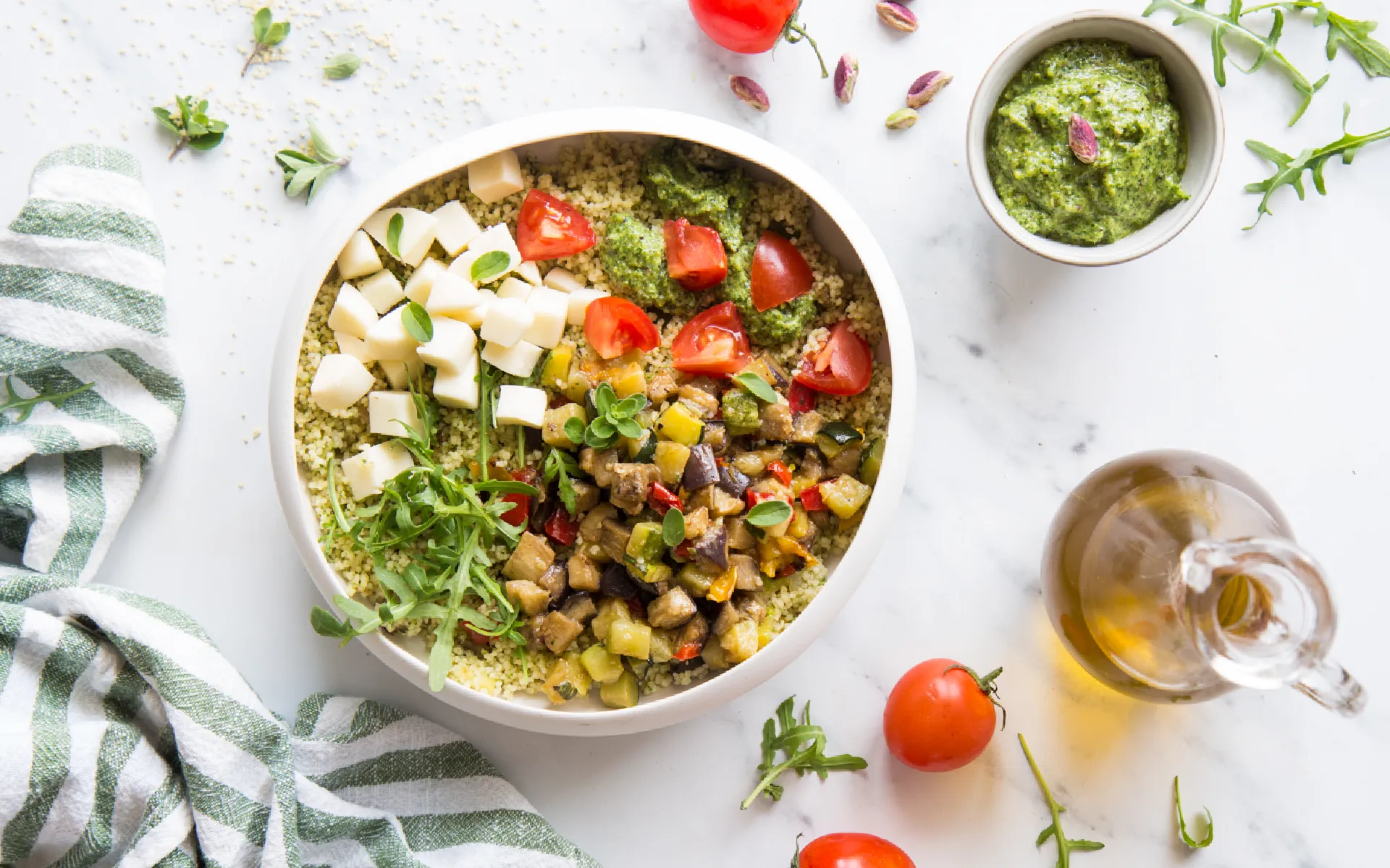 Couscous Orogel, precotto e versatile, servito con vino e una salsa saporita.