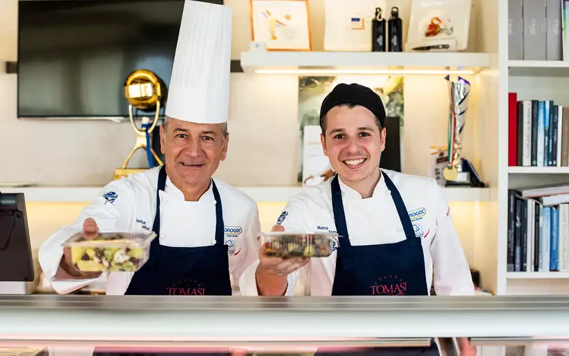Lo chef Tomasi per Orogel: due chef presentano un piatto gourmet preparato con prodotti Orogel.