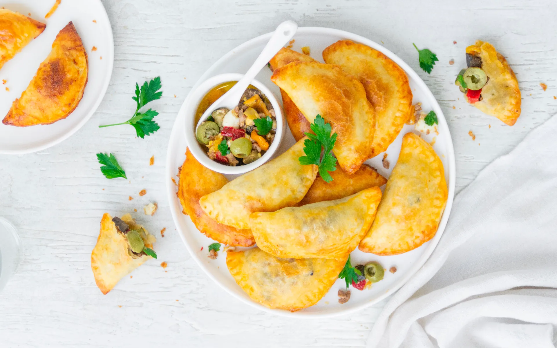 Empanadas Orogel, fagottini ripieni di verdure e formaggio, servite con una salsa gustosa.