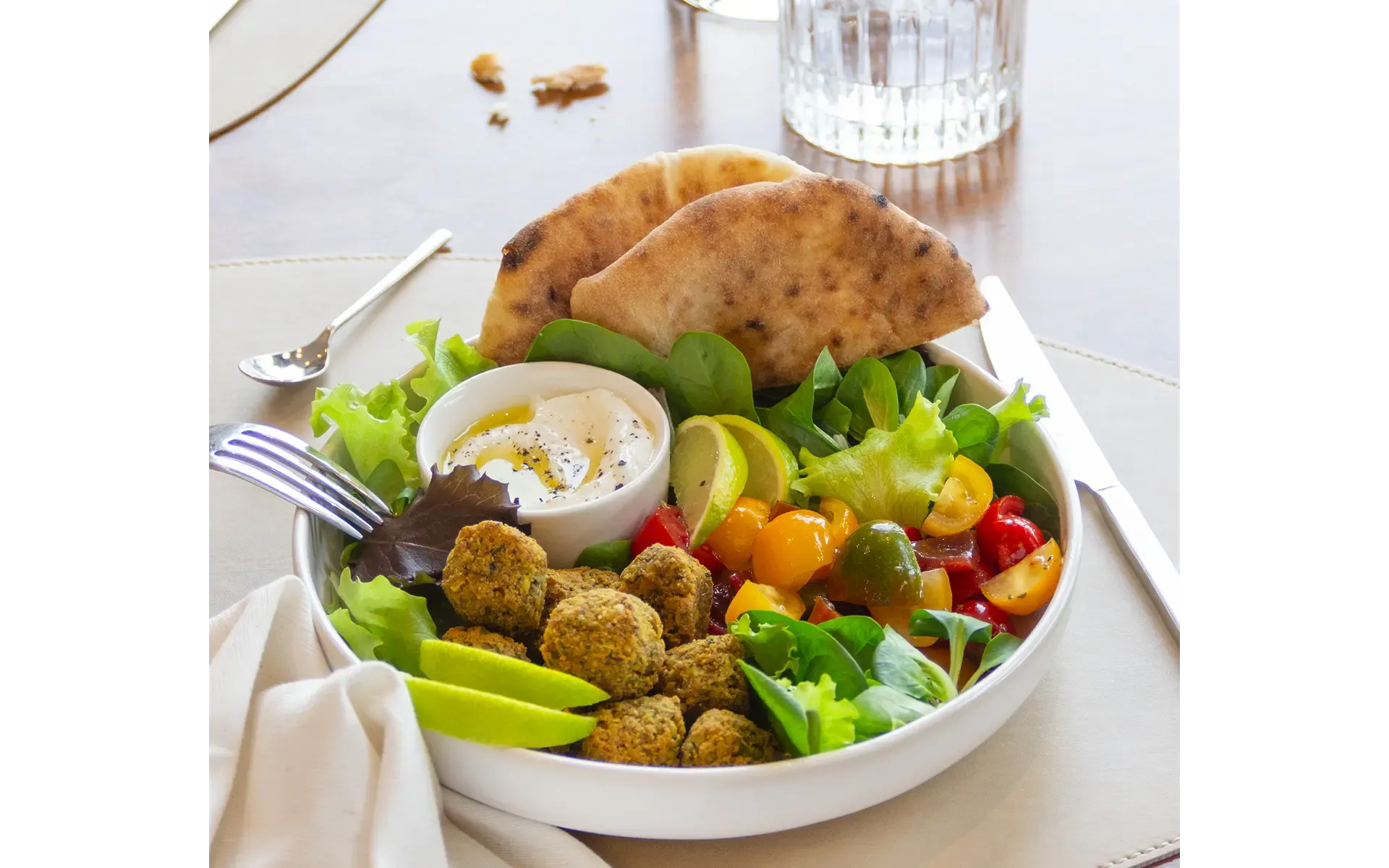 Insalata con Falafel Orogel Food Service, salsa allo yogurt e puccia alla piastra