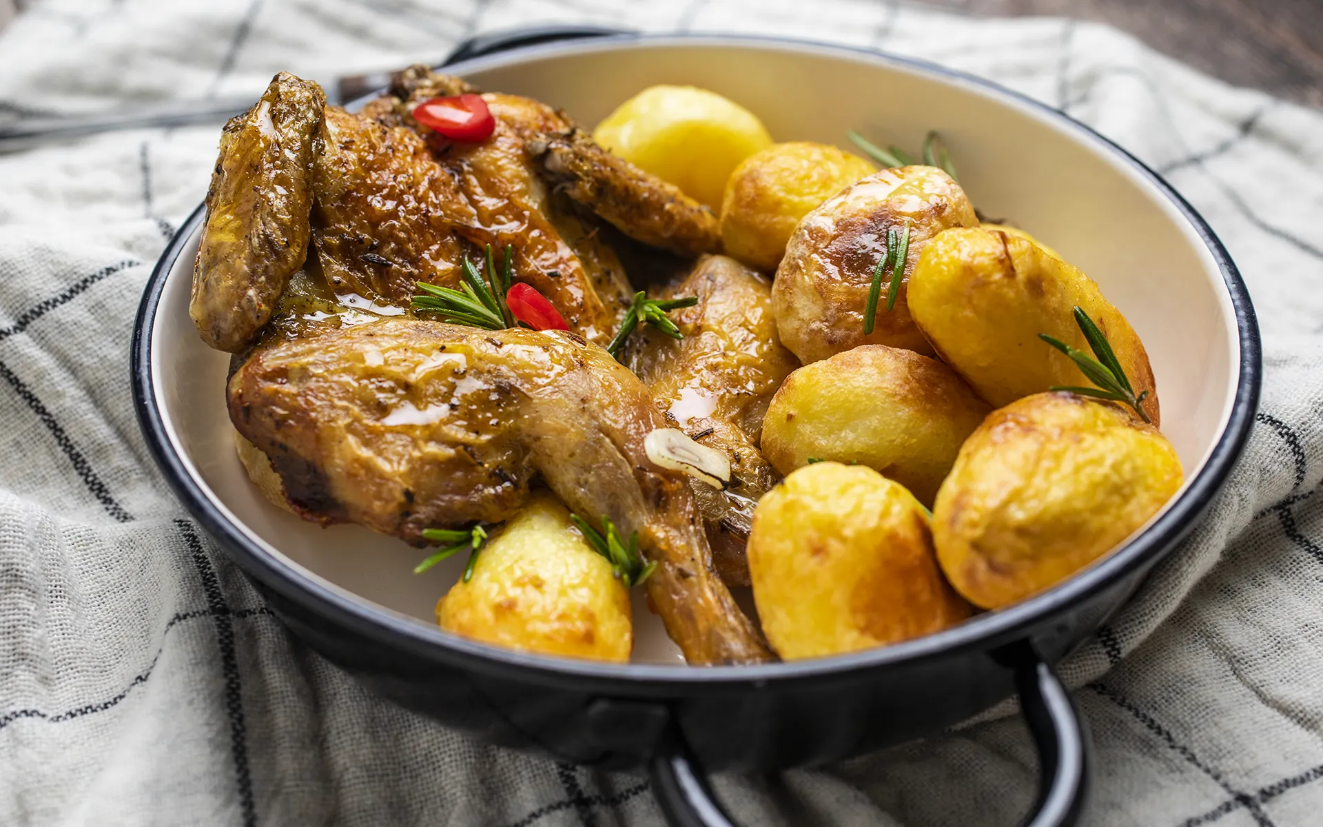 Galletto e patate Orogel per Food Service: ciotola con galletto arrosto, patate ed erbe.