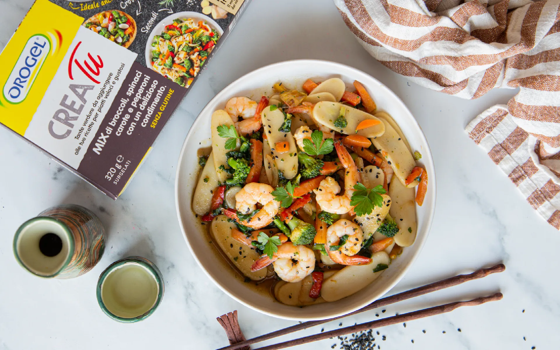 Gnocchi cinesi Orogel (jiaozi o wonton), serviti con gamberi e verdure, e salsa di soia.