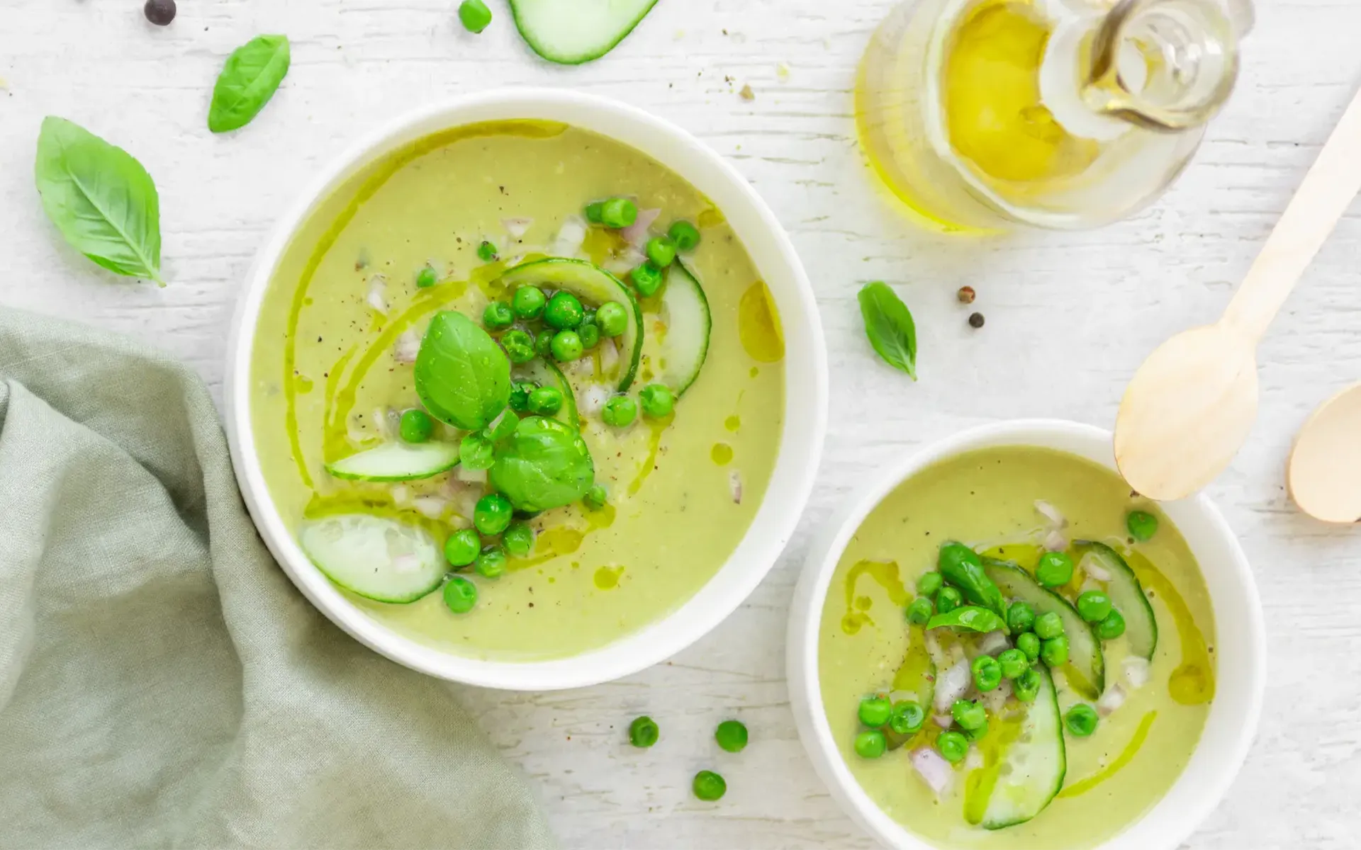 Zuppa fredda verde con piselli, zucchine, basilico e olio extravergine.