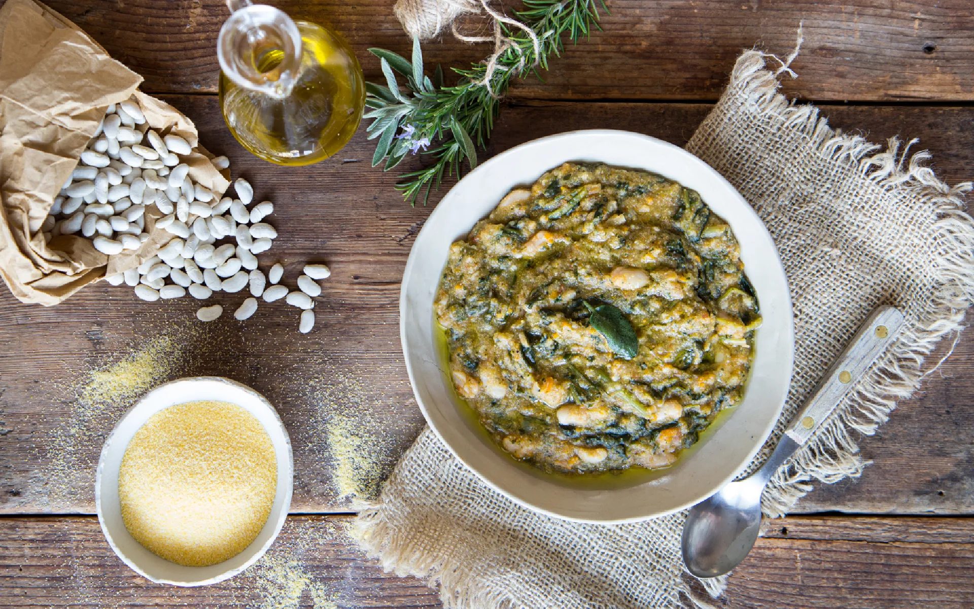 Incicoriata Orogel: una purea di cicoria servita con olio extravergine d'oliva e un cucchiaio.