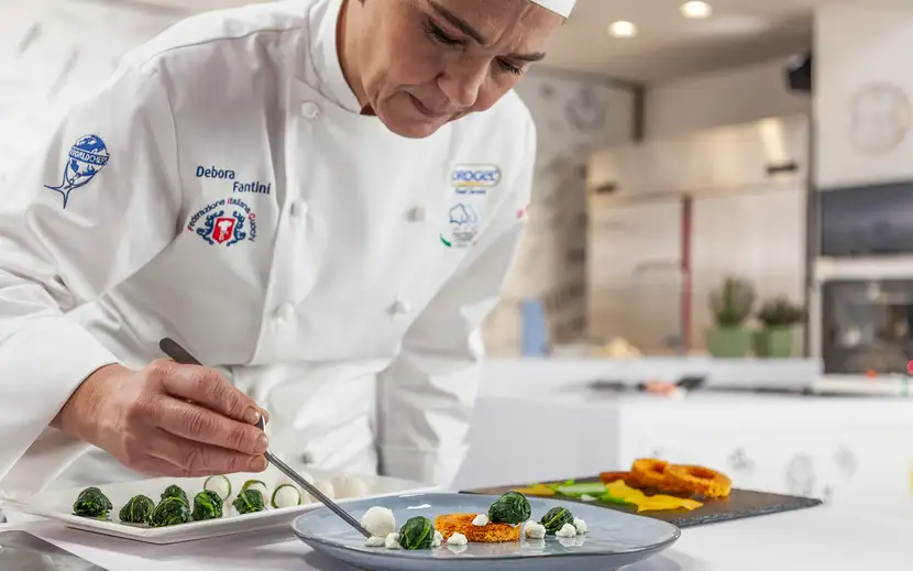 Intervista a Debora Fantini per Orogel: la chef mostra la sua abilità in cucina.