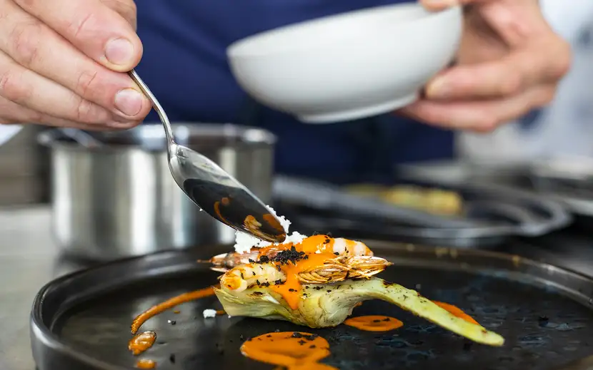 Intervista a Luca Borrelli per Orogel: lo chef gusta una preparazione in ciotola.