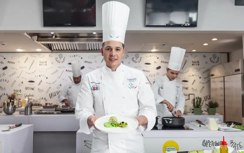 Intervista allo chef Tomasi per Orogel: lo chef presenta un piatto finito in cucina.