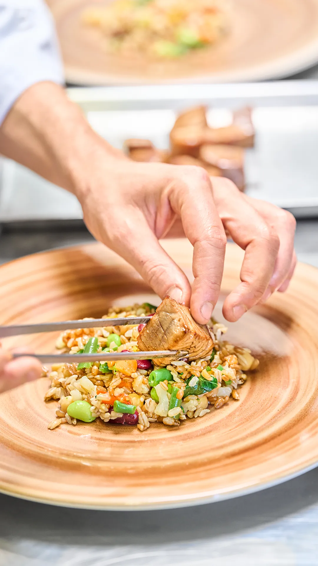 Landing page Orogel Ristoro Mobile: una persona prepara un piatto veloce e pratico.